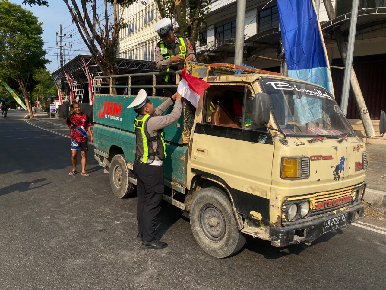 Meriahkan HUT ke-81 RI, Satlantas Polres Pacitan Bagikan Bendera Merah Putih untuk Pengendara