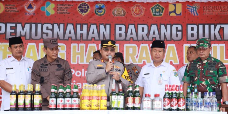 Ratusan Botol Miras Dimusnahkan, Ini Pesan Tegas Kapolres Pacitan Jelang Lebaran
