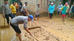 Sinergitas Polri – TNI – Warga Bersihkan Tanah Longsor di Ngawi