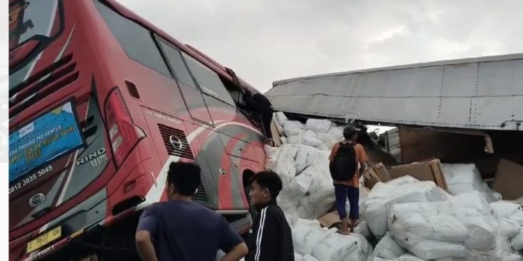 Bus Vs Truk, 4 Tewas Kecelakaan Maut Terjadi di KM 77 Tol Pandaan – Malang Jawa Timur