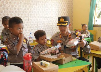 Program Asta Cita, Kapolres Tuban Berbagi  Makan Bergizi Gratis