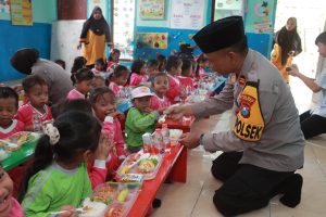 Polres Jember Berbagi Makanan Bergizi  Kepada Siswa SMP dan Taman Kanak Kanak
