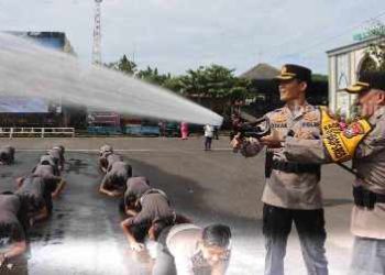 Tradisi, Kapolres Tuban Siram Air Kepada 68 Anggota Naik Pangkat di Tahun 2024