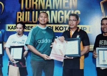 Usai Serahkan Hadiah, Kapolres Kediri Kota Resmi Menutup Turnamen Bulu Tangkis Kapolres Cup I