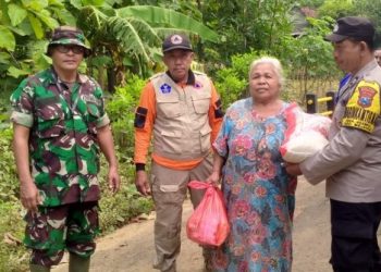 Sinergitas Tiga Pilar, Polres Madiun Salurkan Bantuan Warga Terdampak Banjir di Desa Ngampel