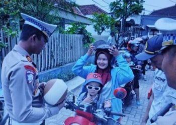 Operasi Keselamatan Semeru 2025, Kasat Lantas Polres Kediri Kota Berbagi Helm Gratis