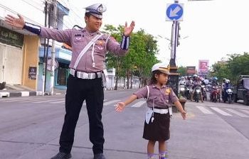 Satlantas Polres Sampang Bersama Polisi Cilik Mengatur  Arus Lalu Lintas Pagi