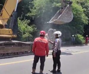 Kapolres Probolinggo Datangi Lokasi Pastikan Penyebab Jatuhnya Batu Besar di Jalan Raya Paiton