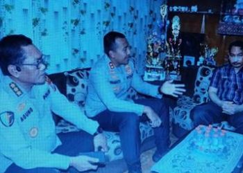 Wujud Kepedulian – Empati dan Segera Sembuh, Kapolres Kediri Kota Anjangsana ke Personel yang Sakit Menahun