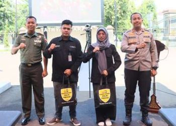 Baksos Polri Presisi, Polres Kediri Kota Berbagi  Paket Sembako untuk Mahasiswa dan Warga