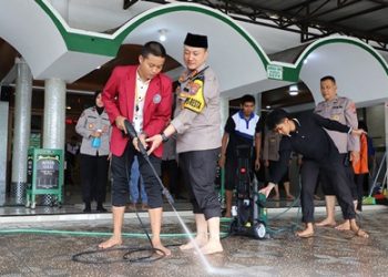Baksos Presisi Ramadhan, Kapolresta Malang Kota Kolaborasi Bersama Mahasiswa Bersihkan Masjid
