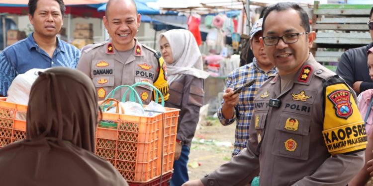 Jelang Ramadhan, Kapolres Batu dan Diskoperindag Sidak Bapokting di Pasar Induk Among Tani