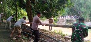Sinergi, Polisi – TNI dan Warga Bersihkan Sisa Material Banjir di Probolinggo