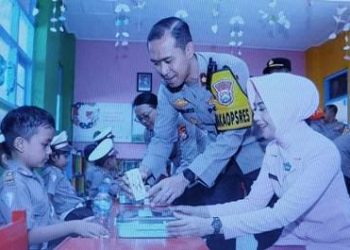 Gembira Siswa TK Kemala Bhayangkari 42 Kota Kediri Mendapatkan Makan Sehat Bergizi