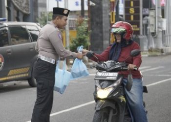 Jelang Berbuka Puasa, Satlantas Polres Lamongan Berbagi Takjil Pengemudi