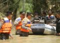 Kapolres Sampang Bantu Korban Banjir Dampak Luapan Sungai Kamuning