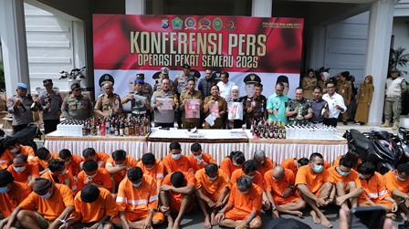 Operasi Pekat Semeru 2025 Usai, Polresta Malang Kota Sukses Tekan Kriminalitas dan Ribuan Botol Miras di Musnakan