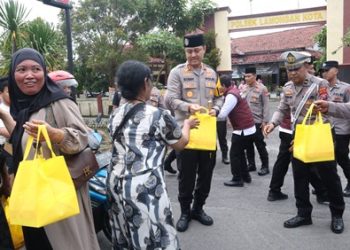 Lagi, Kapolres Lamongan Berbagi Takjil Kepada Pengguna Jalan
