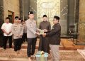 Kapolres Lamongan Safari Ramadhan di Masjid Namira, Tarawih Bersama dan Serahkan Mushaf Al-Qur’an