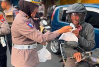 Satlantas Polres Batu Berbagi Takjil Pengguna Jalan