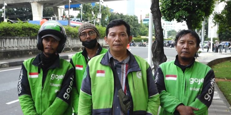 Para Driver Ojol Apresiasi Polri Usung Gerakan Berbagi Takjil