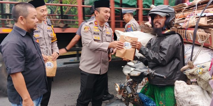 Kapolres Lumajang Bersama Wartawan Berbagi Takjil untuk Pengendara