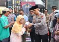 Bulan Suci Ramadhan, Kapolres Kediri Kota Gandeng Awak Media Berbagi Takjil untuk Masyarakat