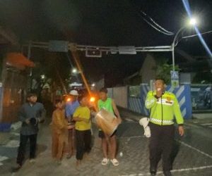 Cegah Tawuran, Polres Pasuruan Dampingi Warga Patrol Sahur