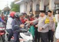 Bulan Suci Ramadhan, Kapolres Pasuruan Berbagi Takjil  dan Tampung Curhatan Masyarakat