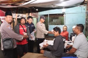 Humas dan Dokkes Polres Batu  Gelar Aksi Sosial Berbagi Takjil Kepada Sopir – Ojek Online