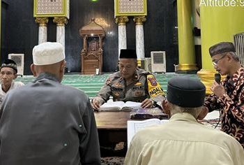 Program Ramadhan Polres Lamongan “Darling” Kapolsek Babat Bersama Warga di Masjid Jami  Babat
