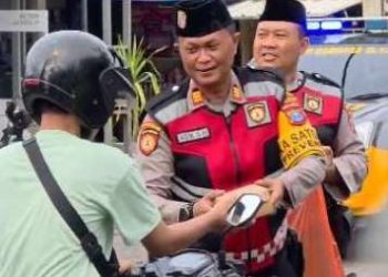 Samapta Polres Lamongan Berbagi Takjil dan Patroli Ngabuburit