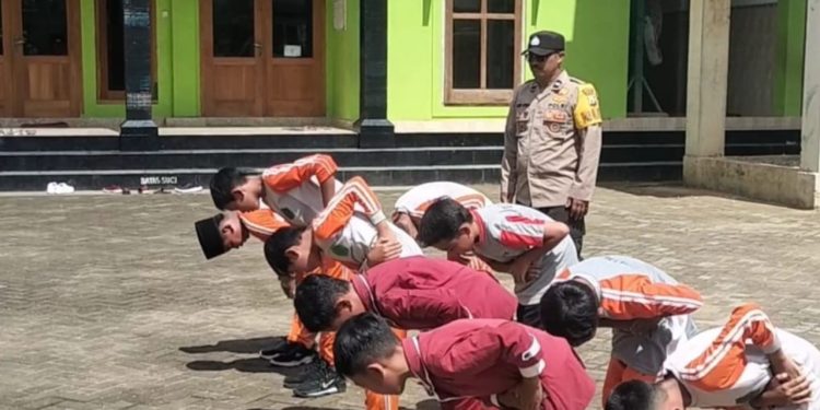 Bhabinkamtibmas Tulakan Aipda Latip Utomo Latih PBB di MIN 1 Pacitan, Bentuk Disiplin