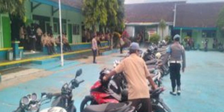 Polsek Donorojo Tertibkan Knalpot Brong di SMK PGRI Donorojo Pacitan