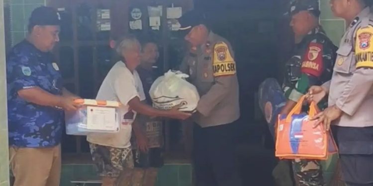 Sembako dari Polres Pacitan Bikin Senyum Korban Longsor di Arjosari