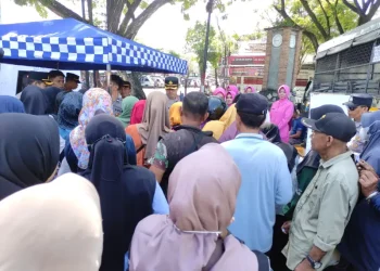Polres Pacitan Gelar Gerakan Pangan Murah di Pasar Arjowinangun, 200 Paket Sembako Diserbu Warga